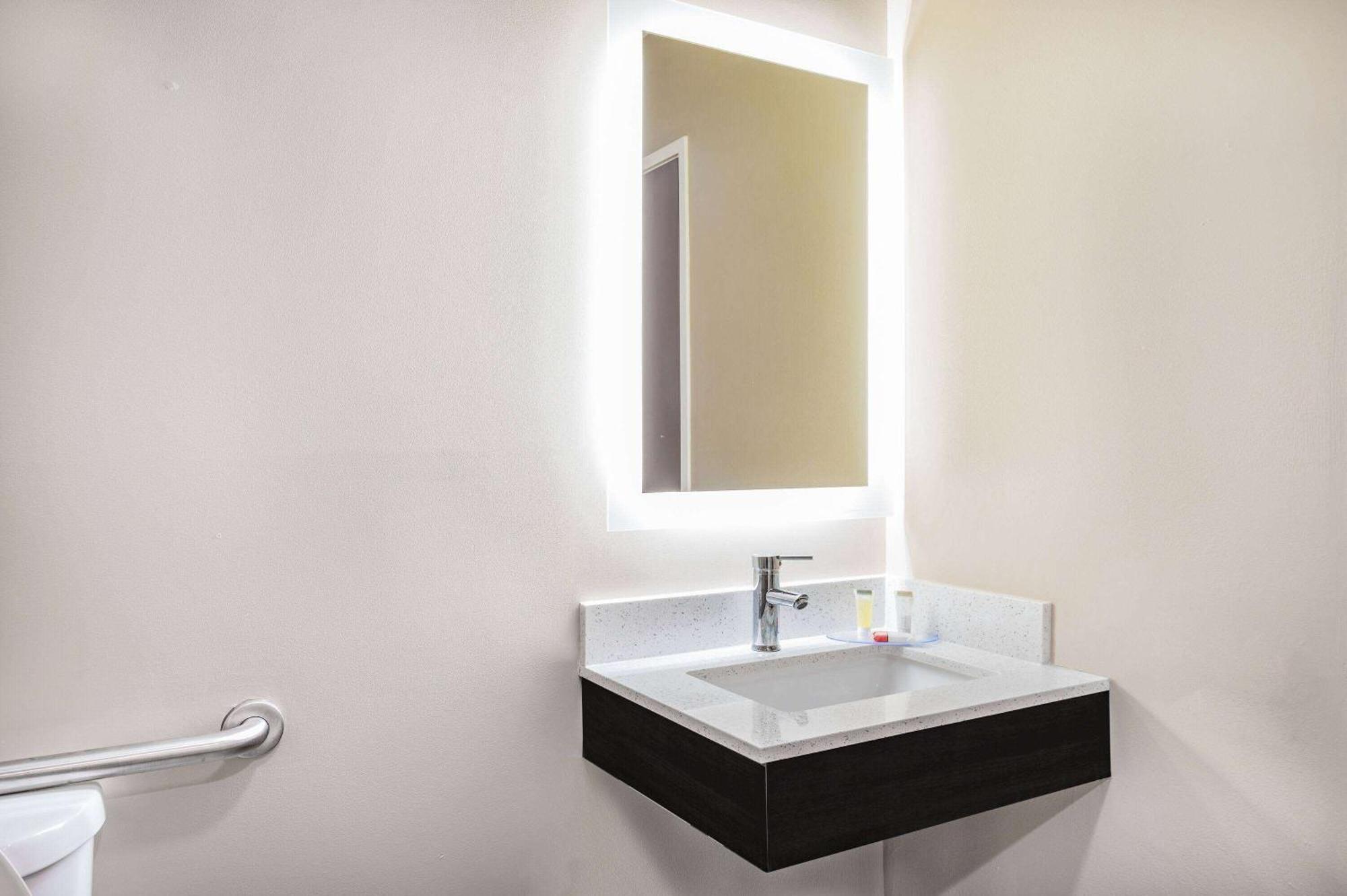 فندق Super 8 By Wyndham جوليت المظهر الخارجي الصورة