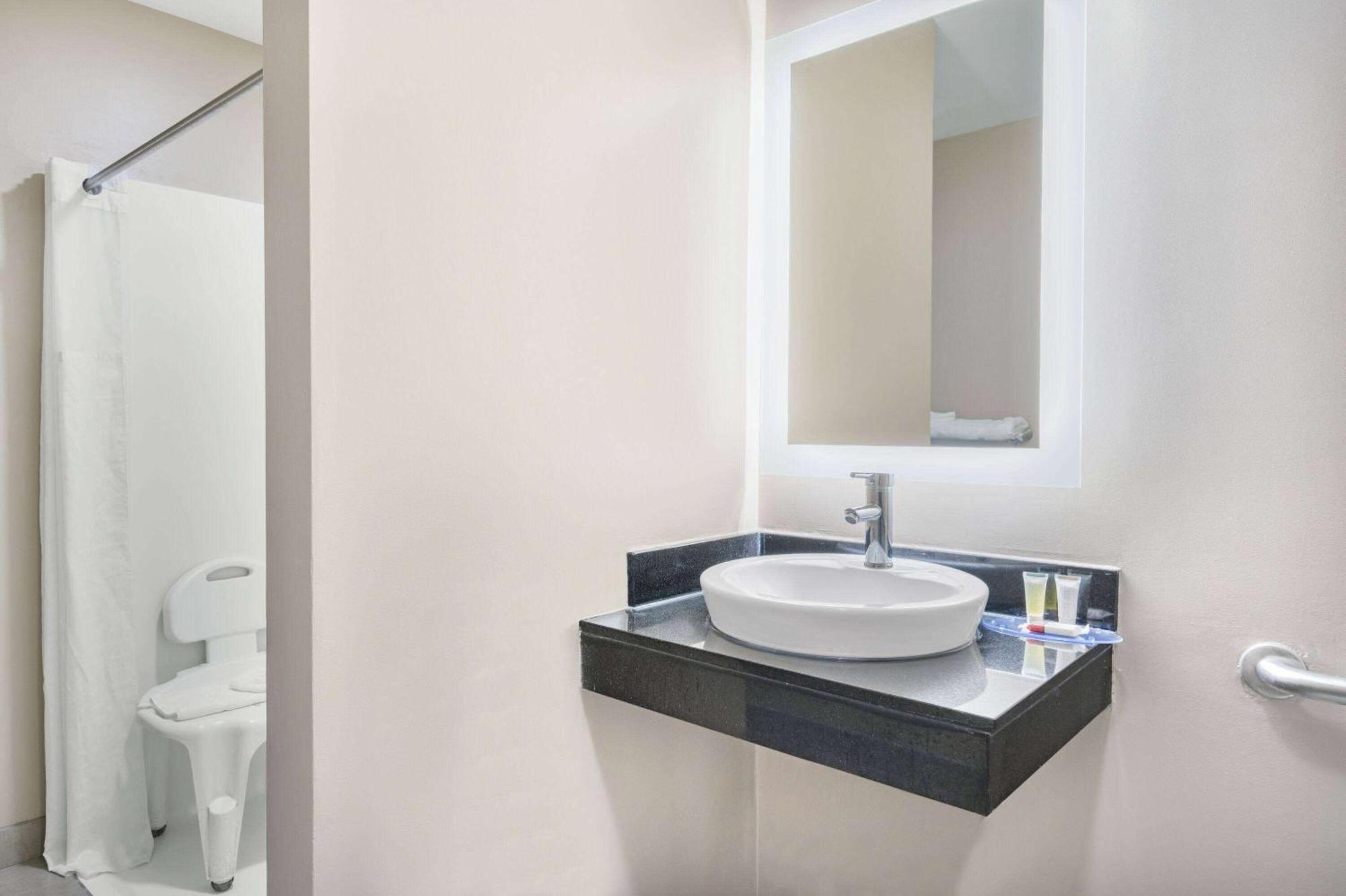 فندق Super 8 By Wyndham جوليت المظهر الخارجي الصورة